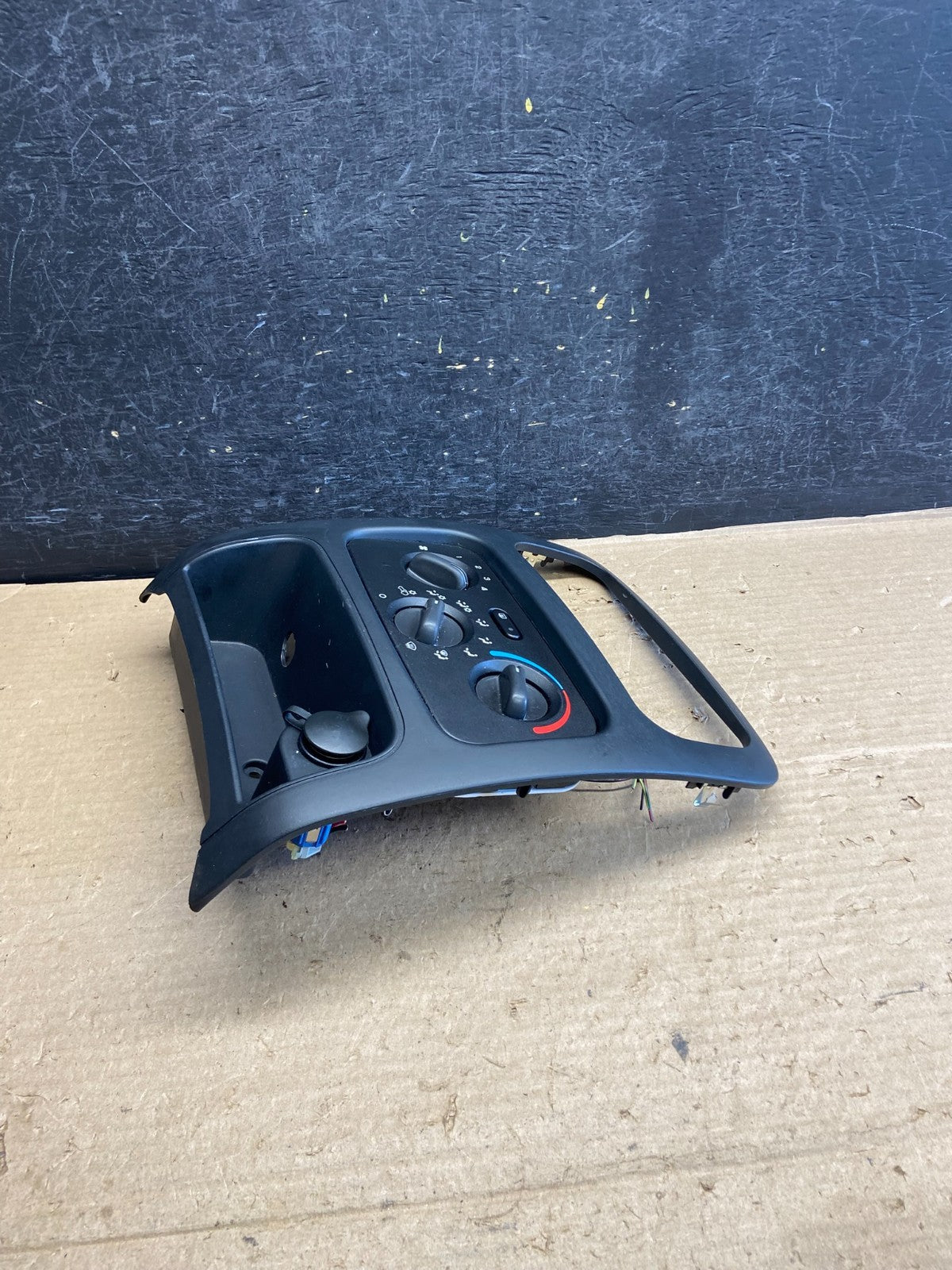 2004 to 2006 Jeep Liberty Dash Climate Temperature Control Radio Bezel AH5156 DG2