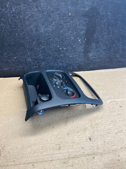 2004 to 2006 Jeep Liberty Dash Climate Temperature Control Radio Bezel AH5156 DG2