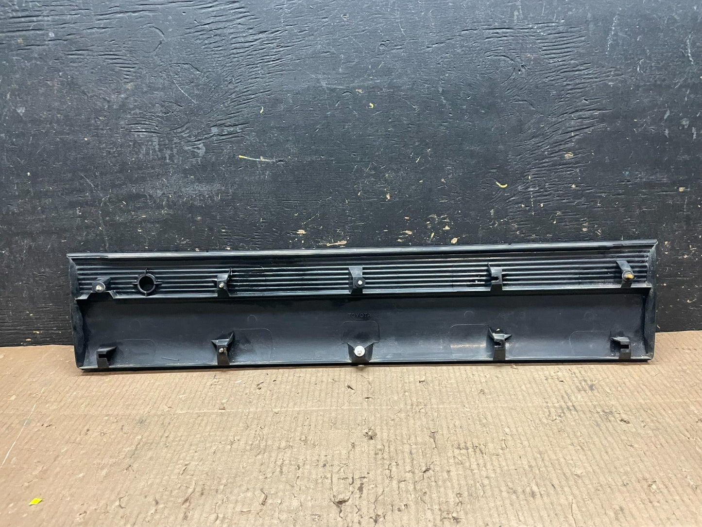 1993-1996 Toyota Corolla  Sedan Rear Center Garnish Panel 76801-12420 Y6513 DG4