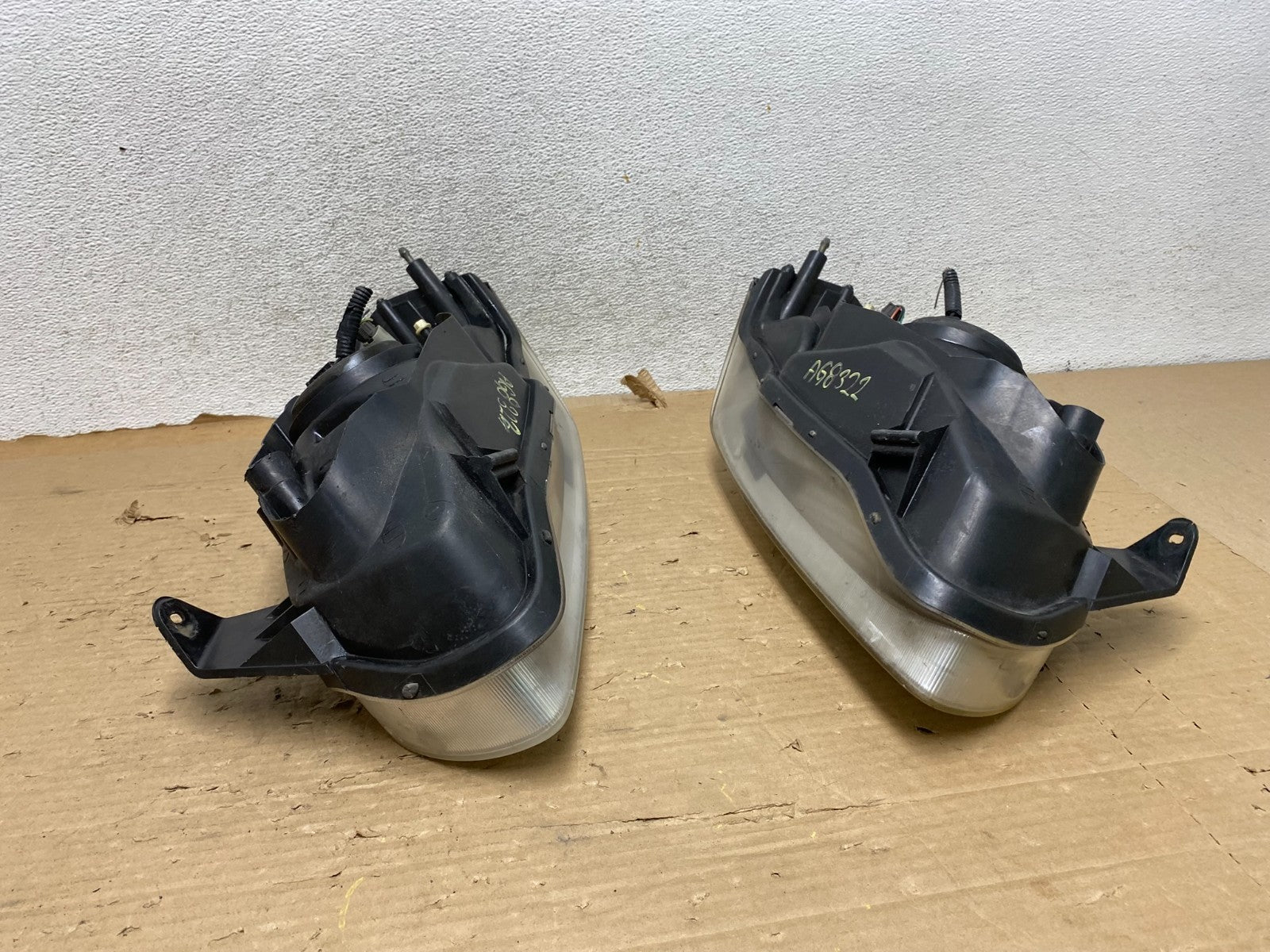 2000 to 2001 Nissan Maxima Left + Right Set Halogen Headlights AG8322 DW9