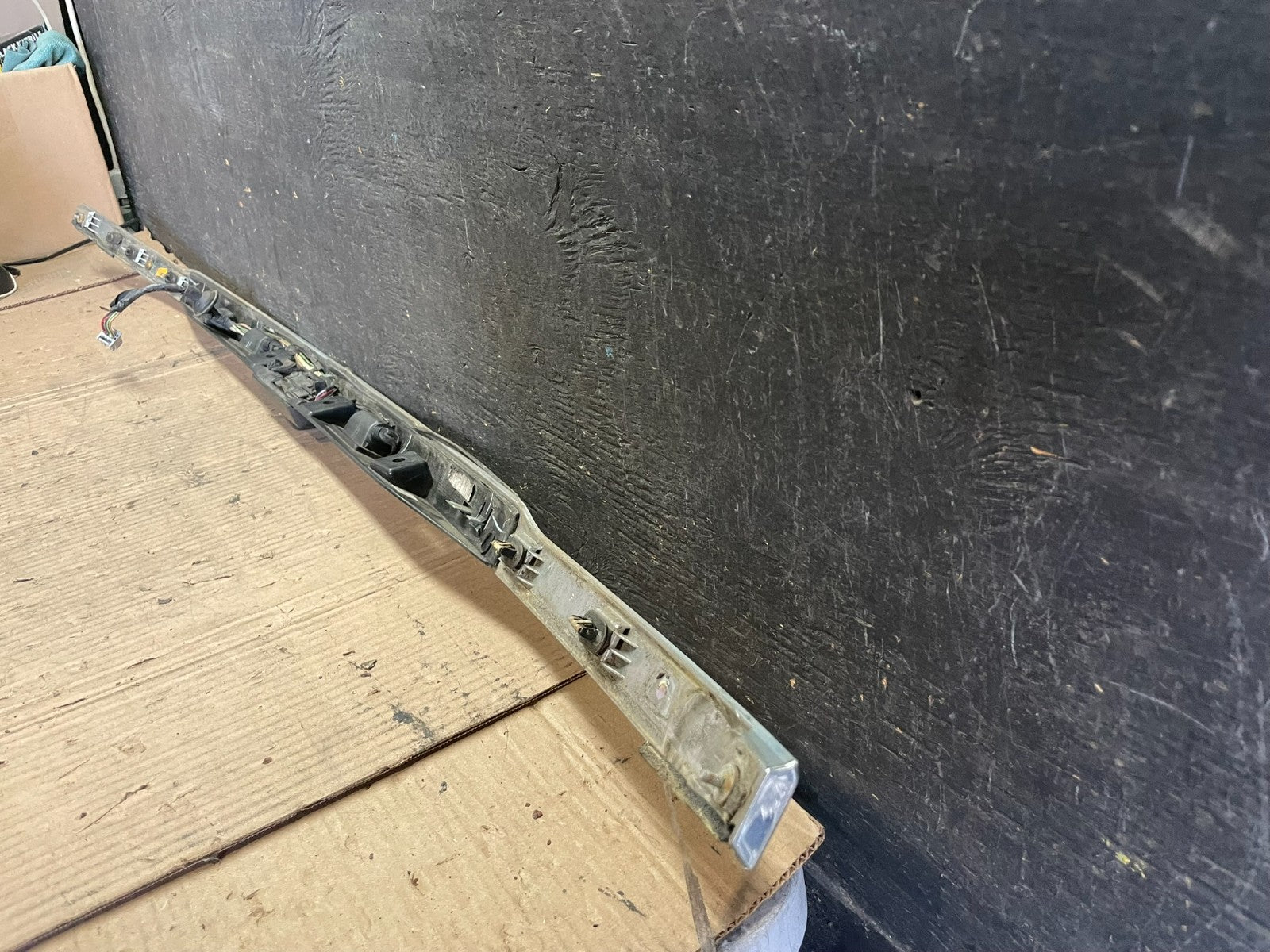 2011 to 2014 Ford Explorer Rear Tailgate Gate Trim Molding With Camera P8432 DG6