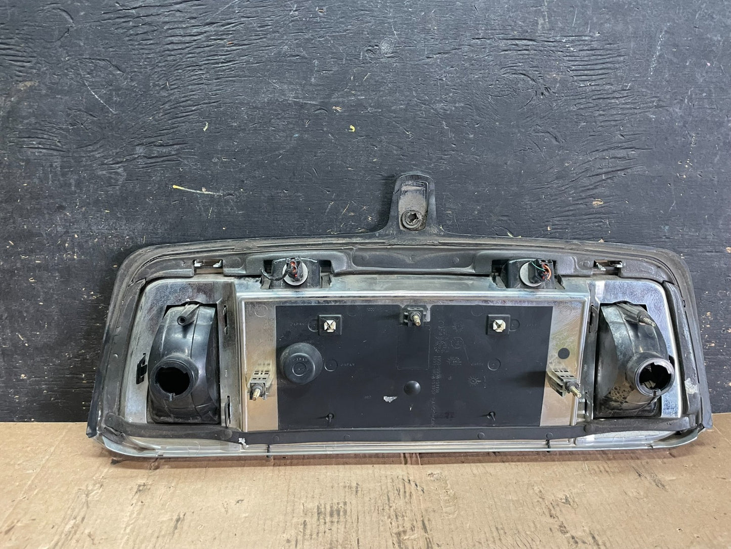 2000- 2002 Lincoln LS Rear Finish Panel Trunk Panel Chrome OEM z5928 DG3