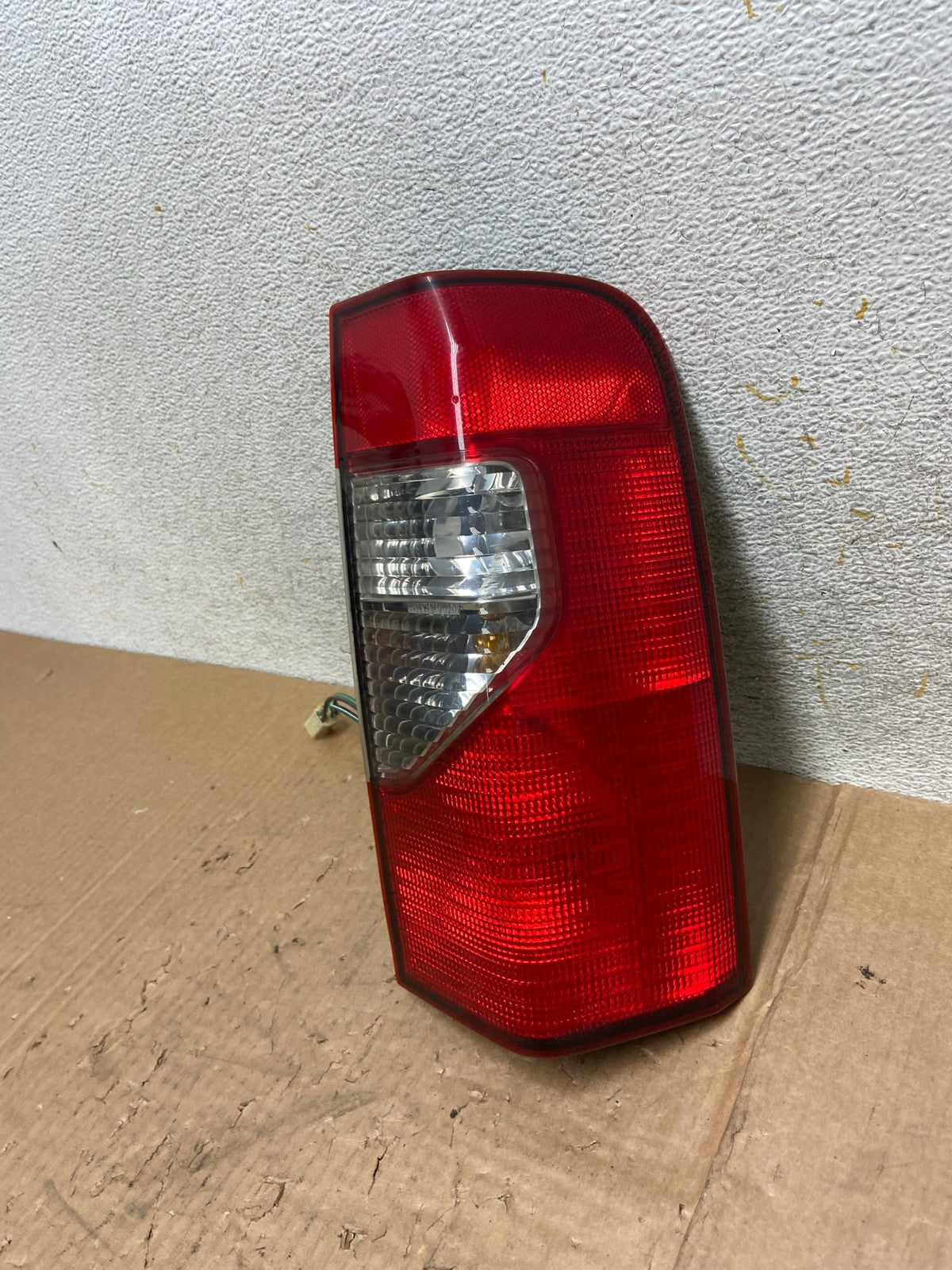 2002 2003 2004 Nissan Xterra Right Passenger RH Side Tail Light AI5480 LK1