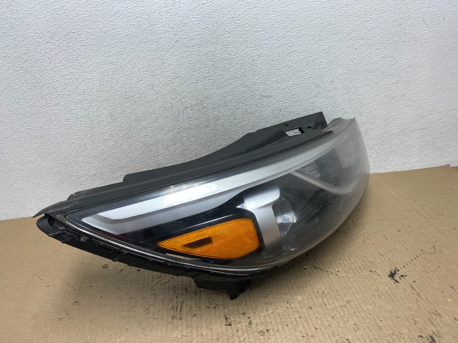 2015-2018 Kia Sedona Right Passenger RH Side Headlight Halogen AF7102 DW2