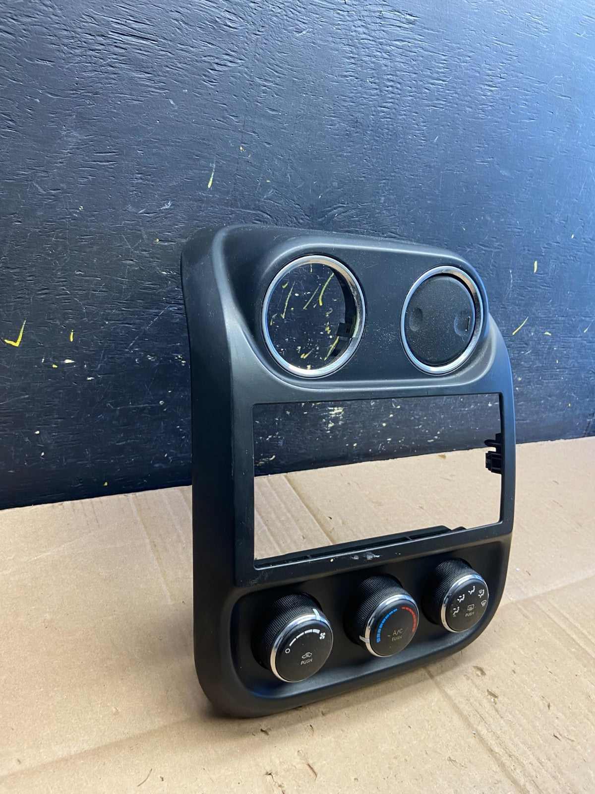 2009-2013 Jeep Patriot Dash Climate Temperature Control Radio Bezel OE aa7901 DG2