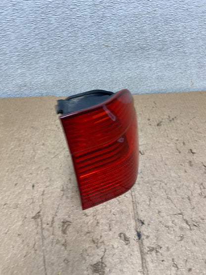 2001 2003 BMW 5 Series E39 Wagon Right Passenger RH Side Tail Light Oem V4600 DG2