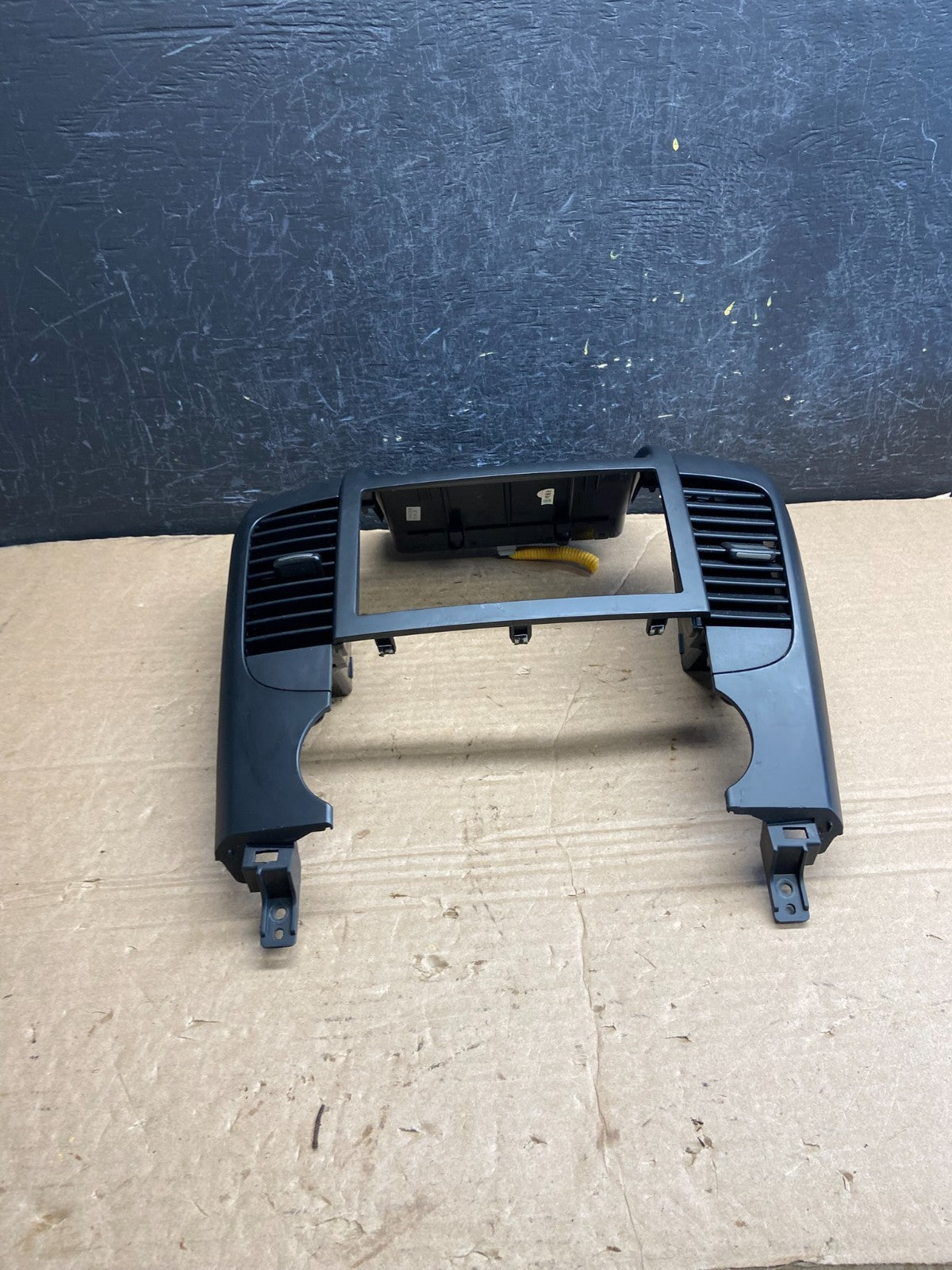 2006-2012 Hyundai Entourage Sedona Center Radio Clock Bezel Air Vent AF1993 DG3