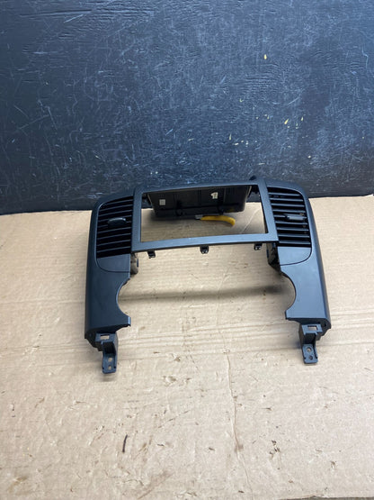 2006-2012 Hyundai Entourage Sedona Center Radio Clock Bezel Air Vent AF1993 DG3