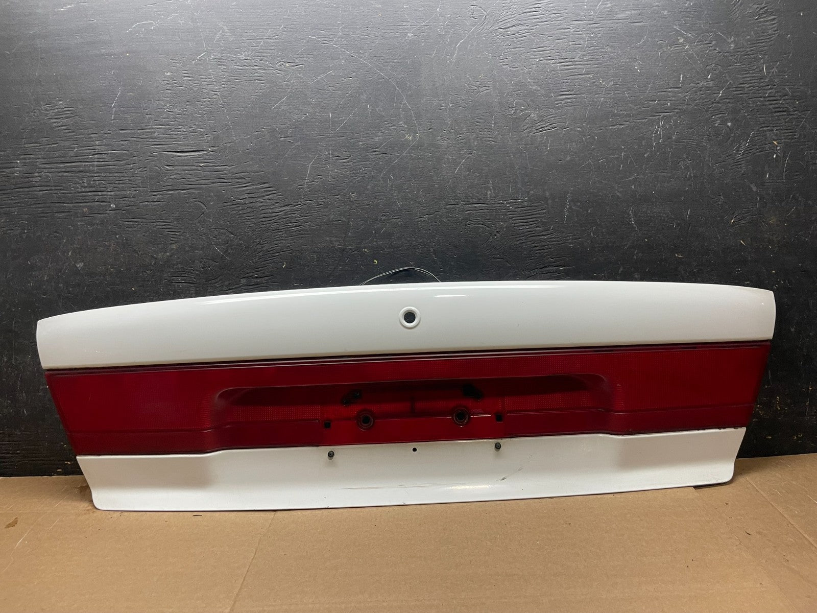 1997 - 1999 Saturn SL2 Sedan Center Tail Light Lid Trunk Rear Panel  Y9250 DG0