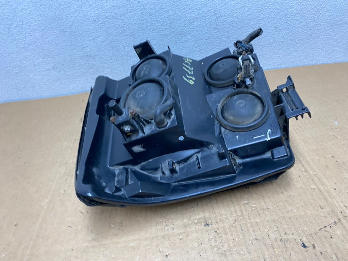 2002-2006 Cadillac Escalade Right Passenger Side Xenon HID Headlight AC77395