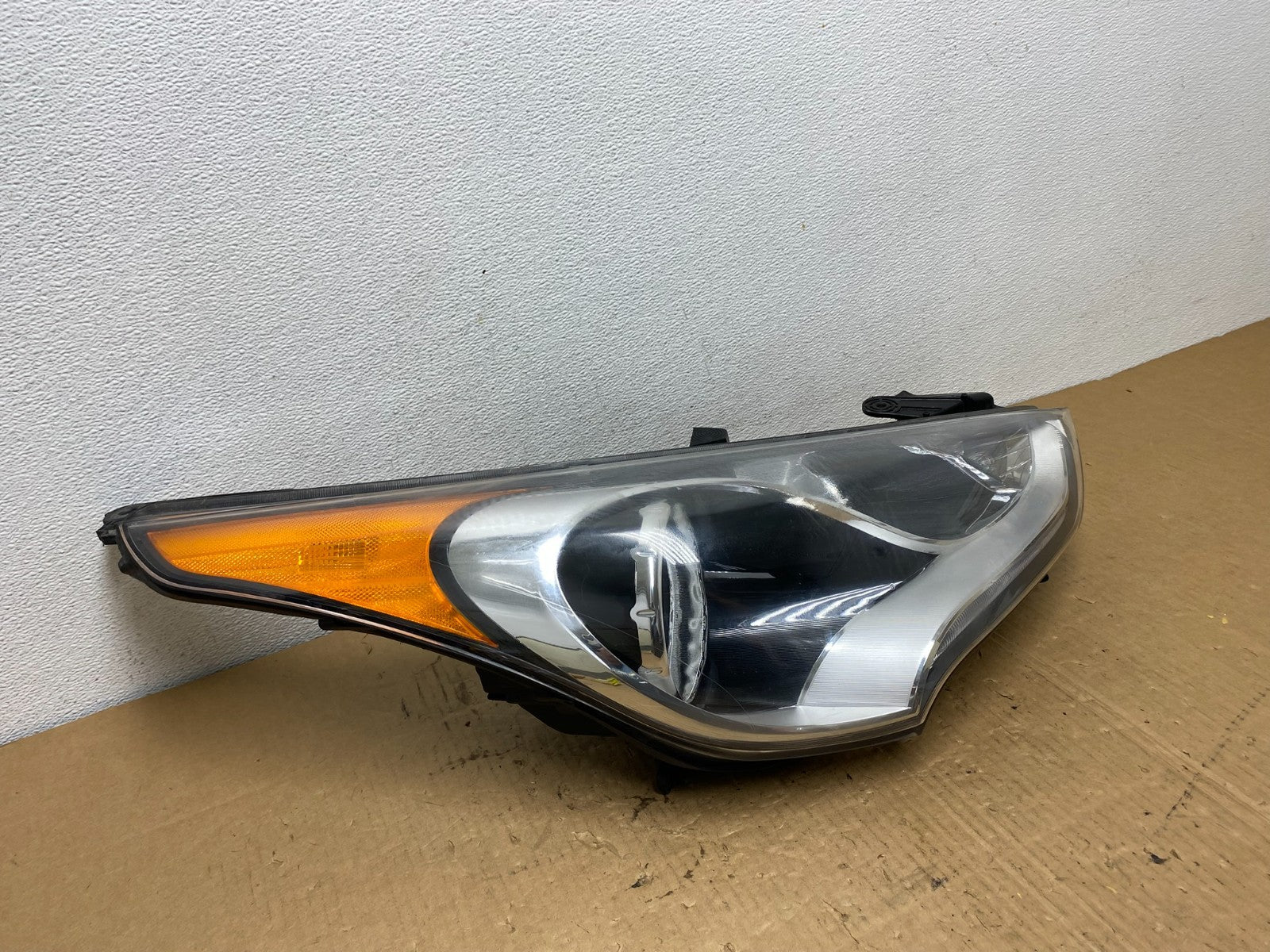 2012 - 2017 Hyundai Veloster Right Passenger RH Halogen Headlight AD2473 DW2