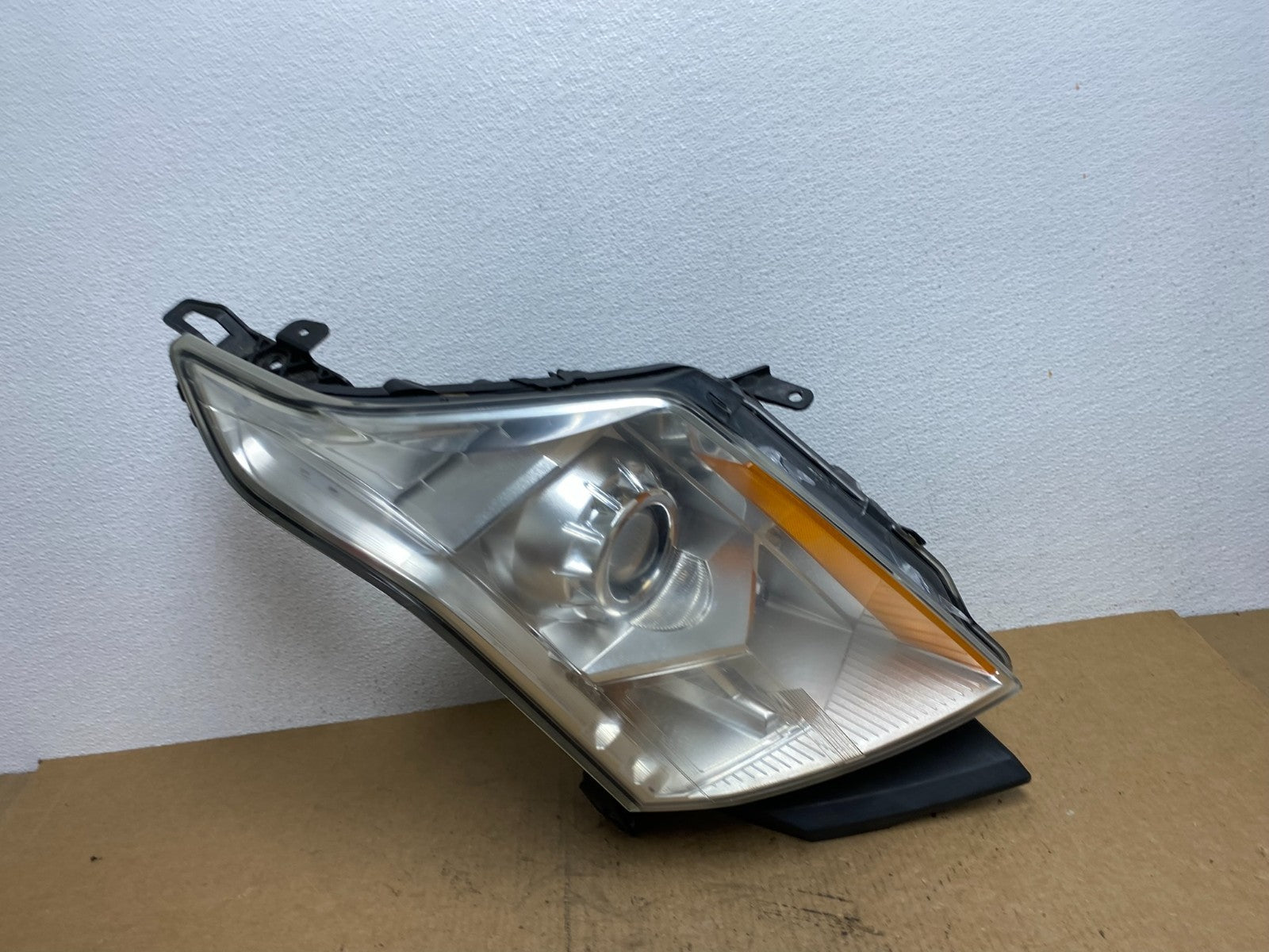 Halogen 2010 to 2016 Cadillac SRX Right Passegner Side Headlight AC3212 DW0