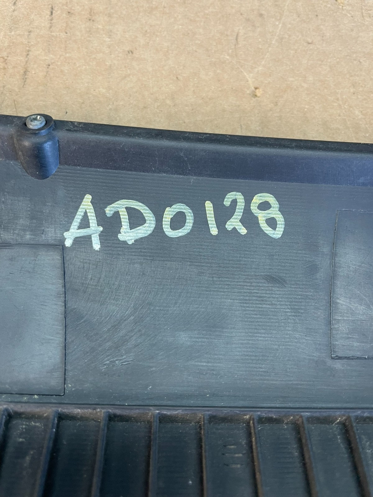 2002 - 2004 Subaru Outback Trunk Hatch Lid Tail Light Panel Center AD0128 DG8