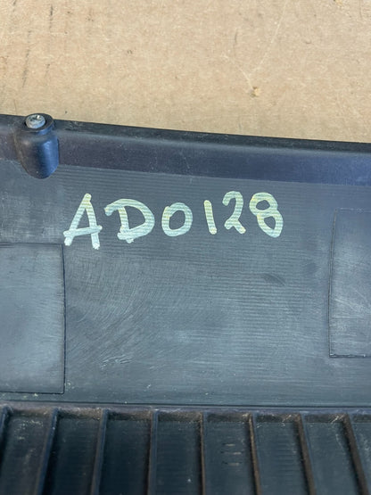 2002 - 2004 Subaru Outback Trunk Hatch Lid Tail Light Panel Center AD0128 DG8