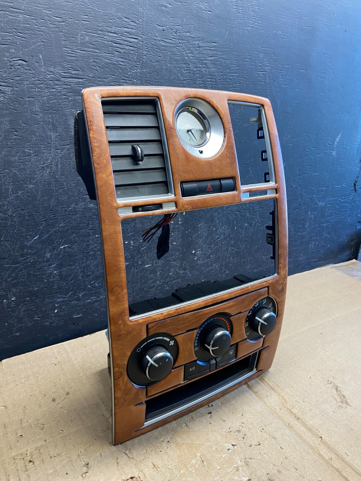 2006 - 2010 Chrysler 300 Dash Climate Temperature Control Radio Bezel AE1955 DG1