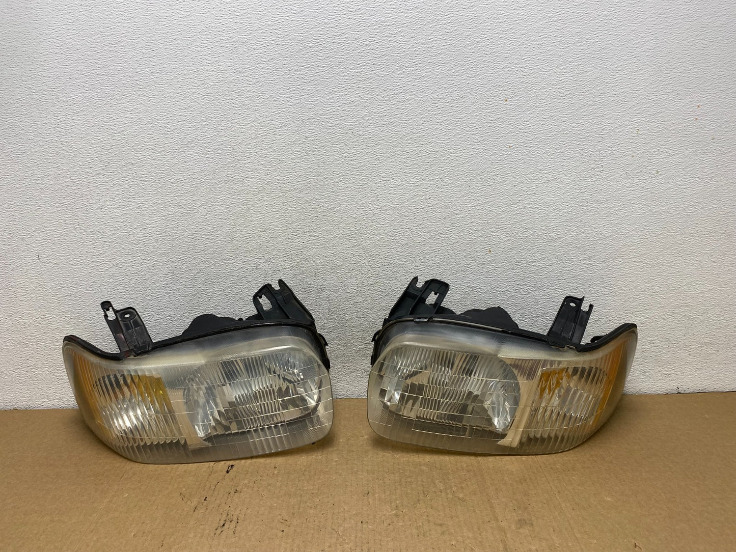 2001 - 2004 Ford Escape Headlights Left+Right Halogen AG2047 DW0