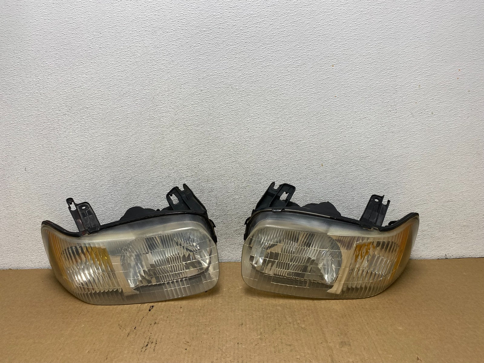 2001 - 2004 Ford Escape Headlights Left+Right Halogen AG2047 DW0