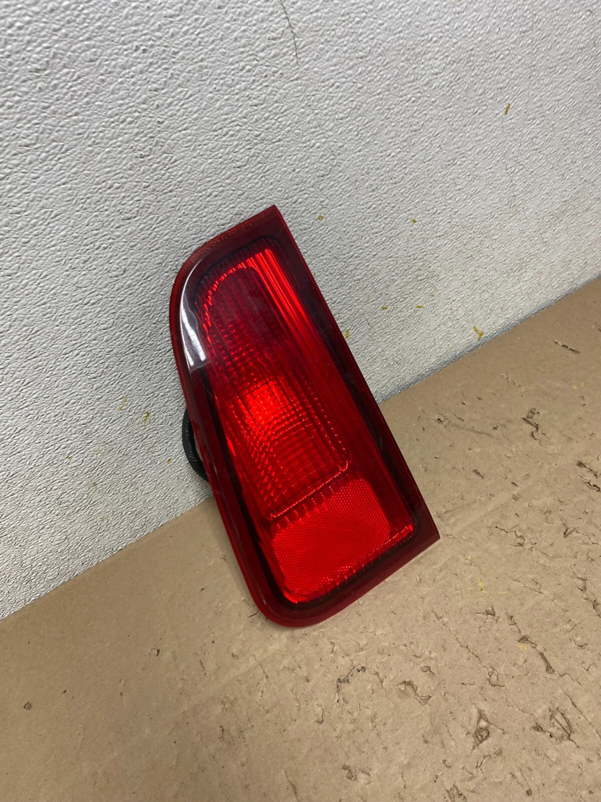 2003-2006 Lincoln Navigator Right Passenger Side Inner Tail Light OEM N3533 DW2