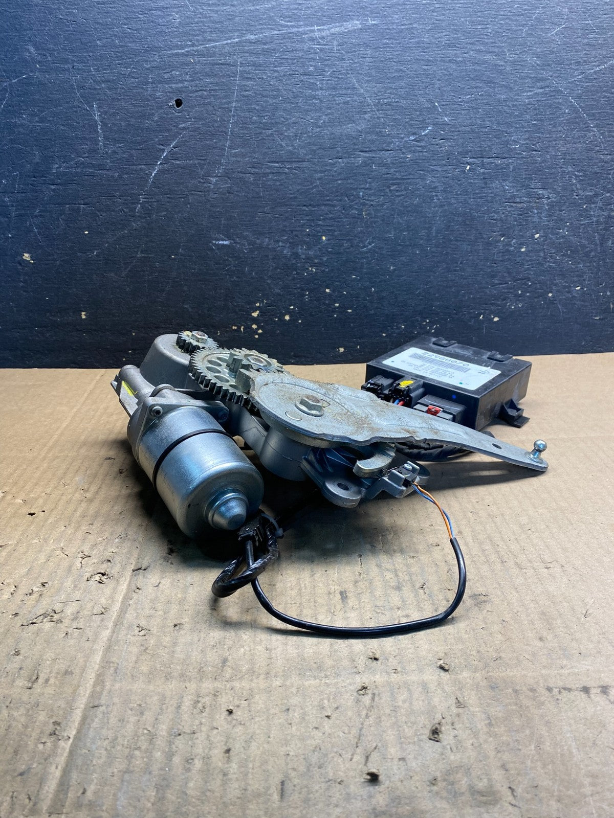 2009 to 2016 GMC Acadia Rear Trunk Liftgate Power Motor Actuator OEM AA7869 DG2