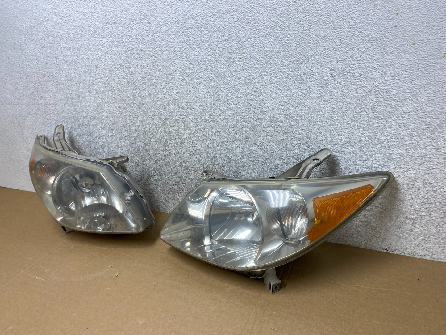 2005 to 2008 Pontiac Vibe Left+Right Side Headlights Halogen AF9906 DW1