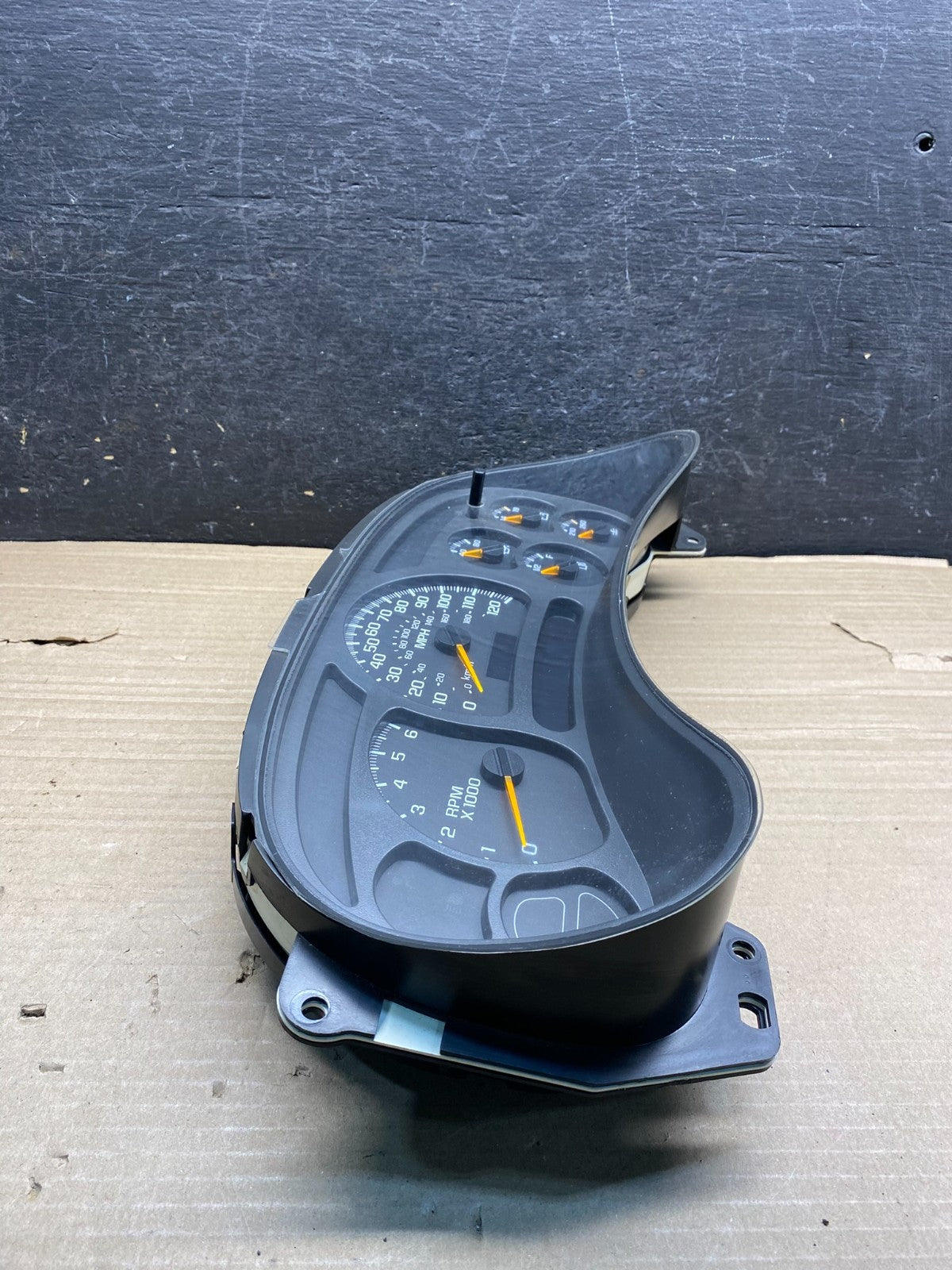 2003 to 2006 Chevrolet Silverado Speedometer Instrument Cluster AH9936 DG1