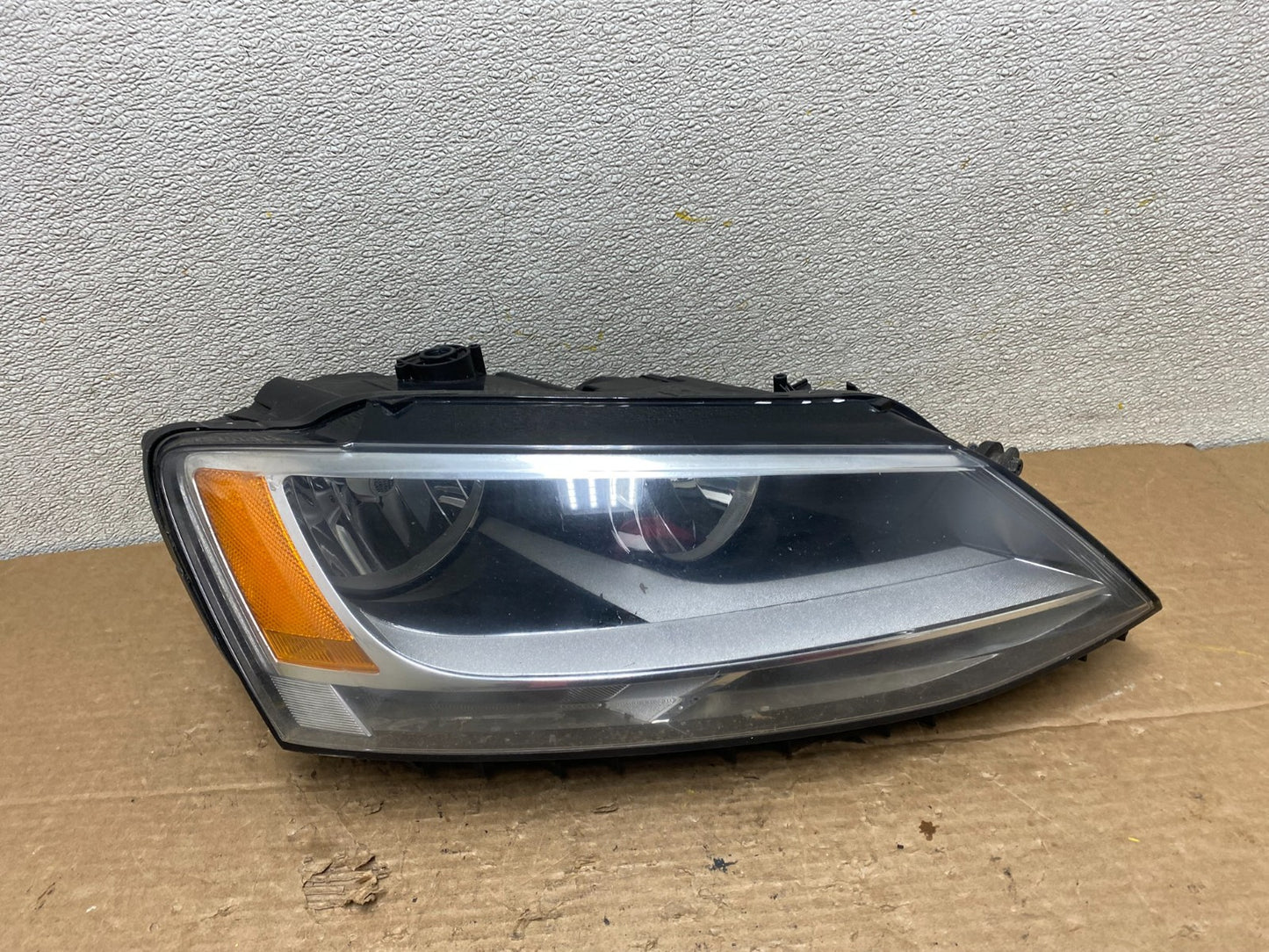 2011 to 2014 Volkswagen Jetta Right Passenger RH Headlight Halogen Z3034 PS0