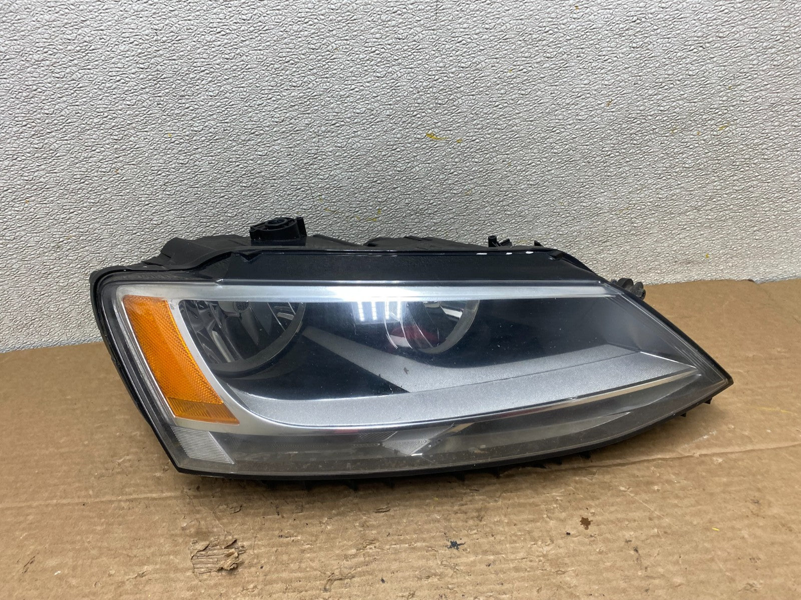 2011 to 2014 Volkswagen Jetta Right Passenger RH Headlight Halogen Z3034 PS0