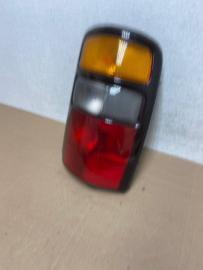 2000 - 2006 Chevrolet Suburban Tahoe Yukon Right Passenger Tail Light AE4925 LK1