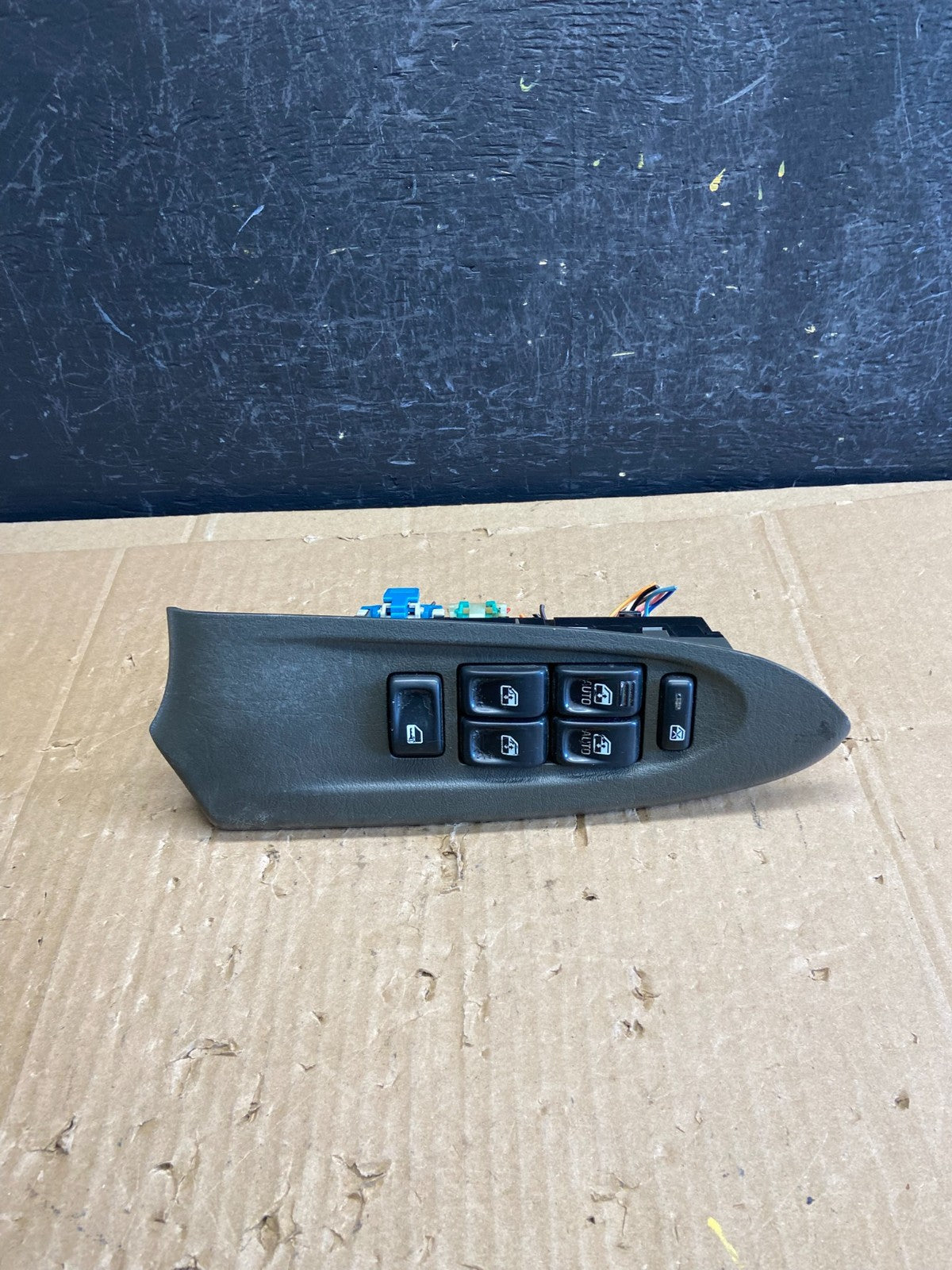 2002-2005 Chevrolet Trailblazer Left Driver Window Control Switch AD2337 DG2