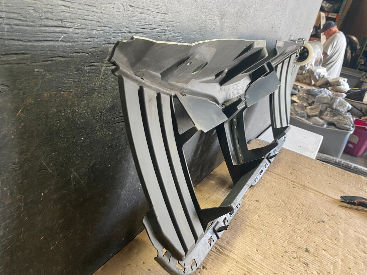 2010 to 2012 Lincoln MKT Grill Grille Support Panel Q0292 DG7
