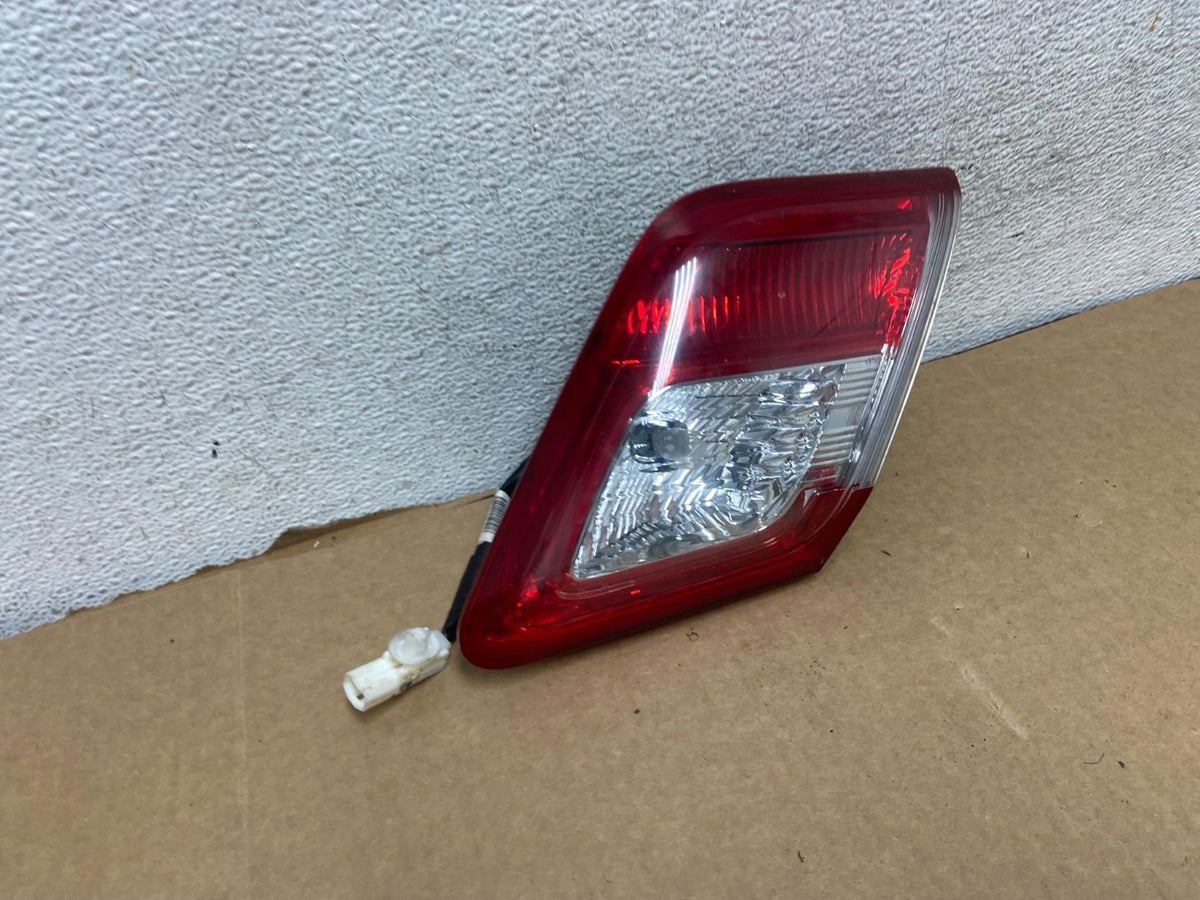2010 - 2011 Toyota Camry Right Passenger RH Side Inner Tail Light AG1973 DW2