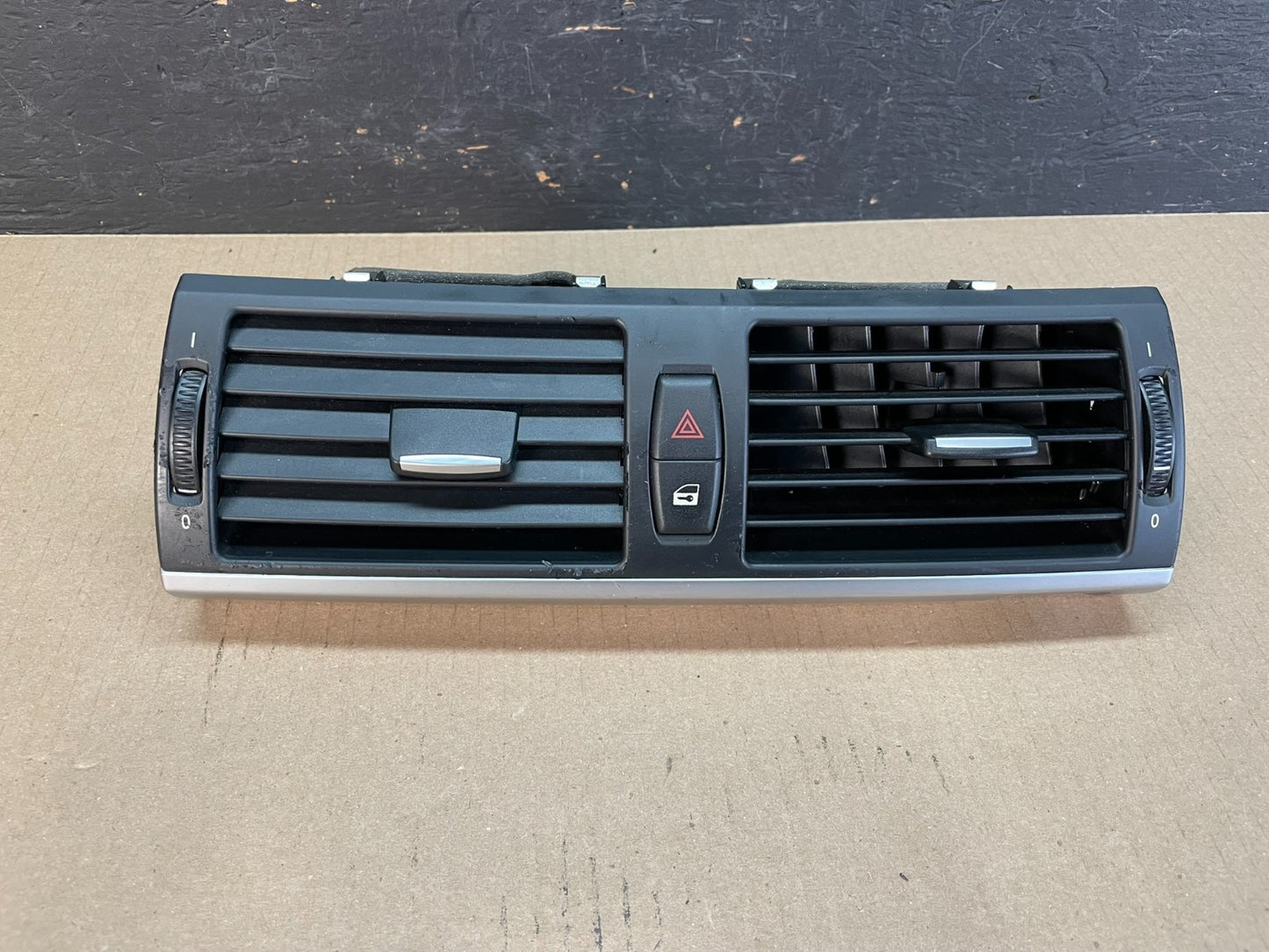 2007 to 2013 BMW X5 X6 Center Console Dash Air Vent AE3412 DG0