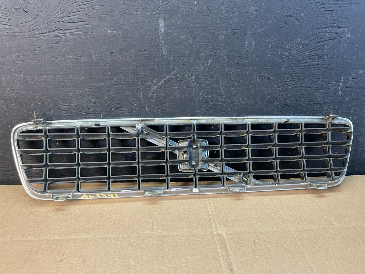 2005 2006 2007 Volvo S40 Front Upper Grille Grill 08620116 OEM AC2241 DG3