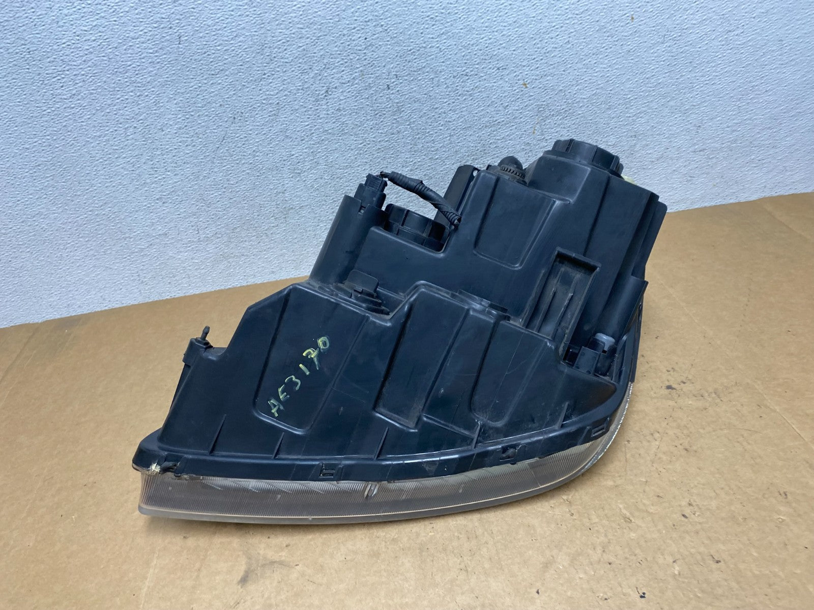 2009 2010 2011 Kia Borrego Right Passenger Side Halogen Headlight AE3170 DW7