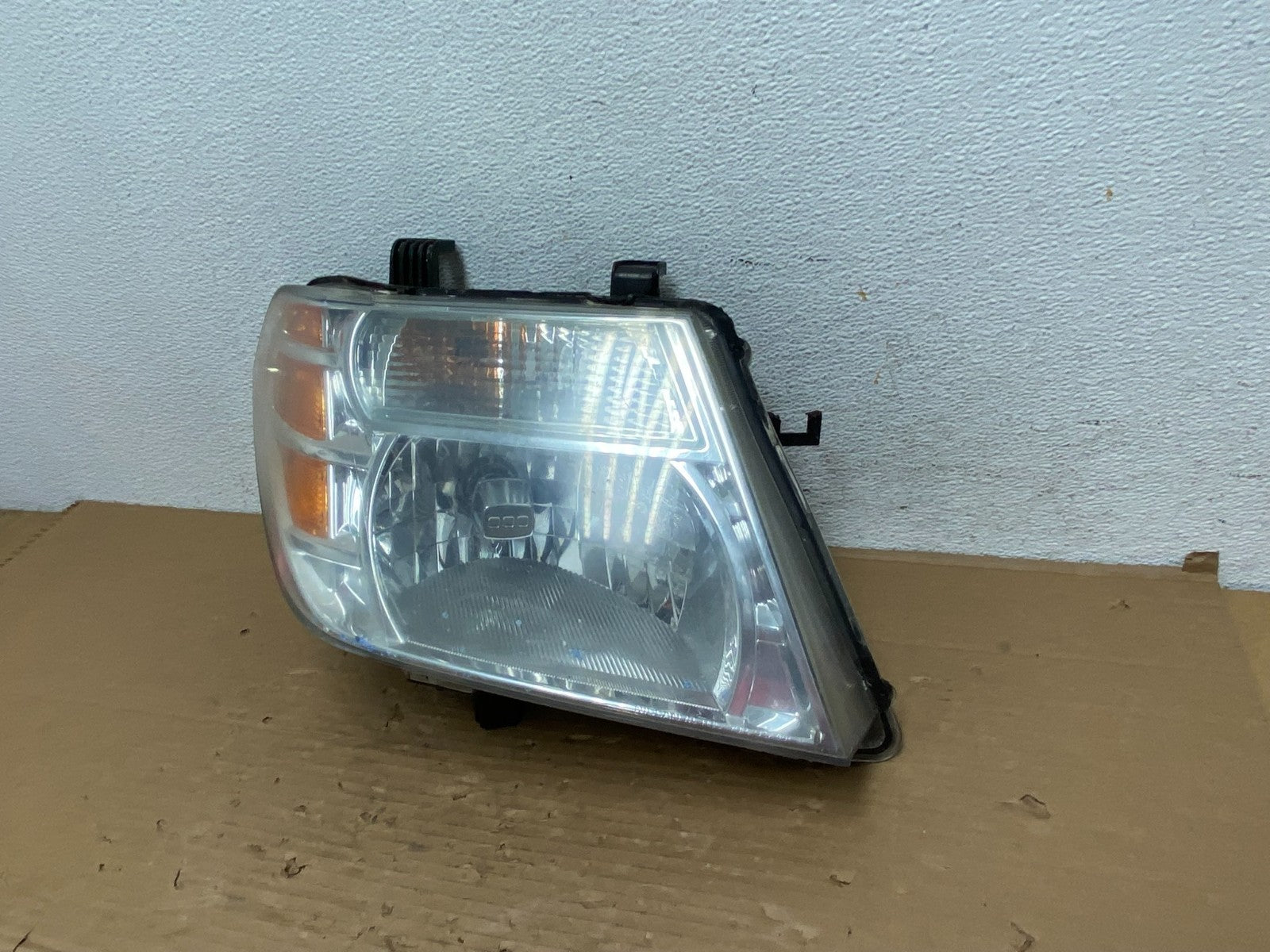 2008 to 2012 Nissan Pathfinder Halogen Headlight Right Passenger AD4259 DW1