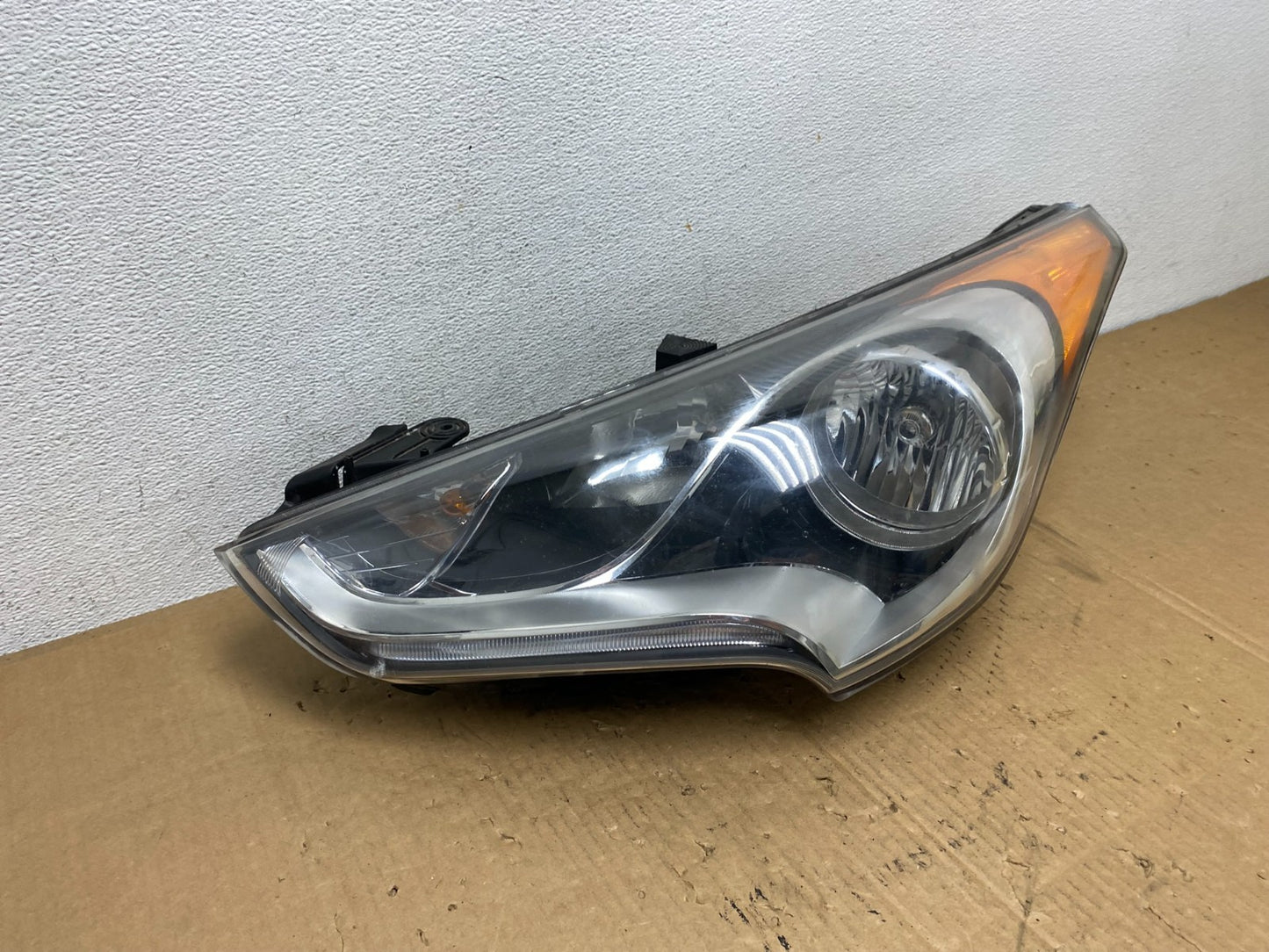 2012 - 2017 Hyundai Veloster Left Driver LH Side Halogen Headlight AD1073 DW2