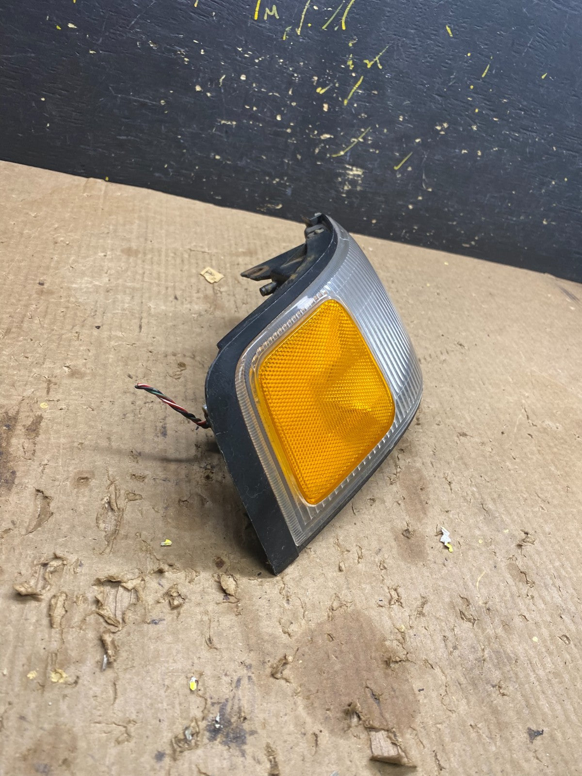 1996 to 1998 Mazda MPV Front Passenger Right Side Turn Signal Z72652