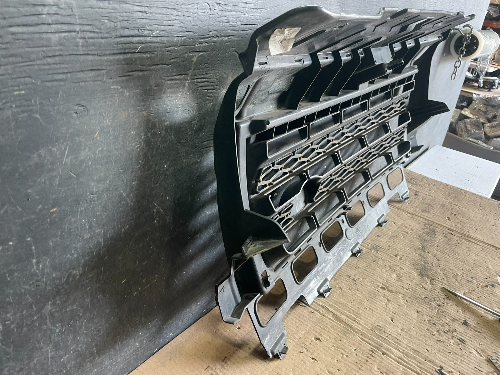 2008 to 2010 Land Rover LR2 Front Bumper Grille Grill P8727 DG6