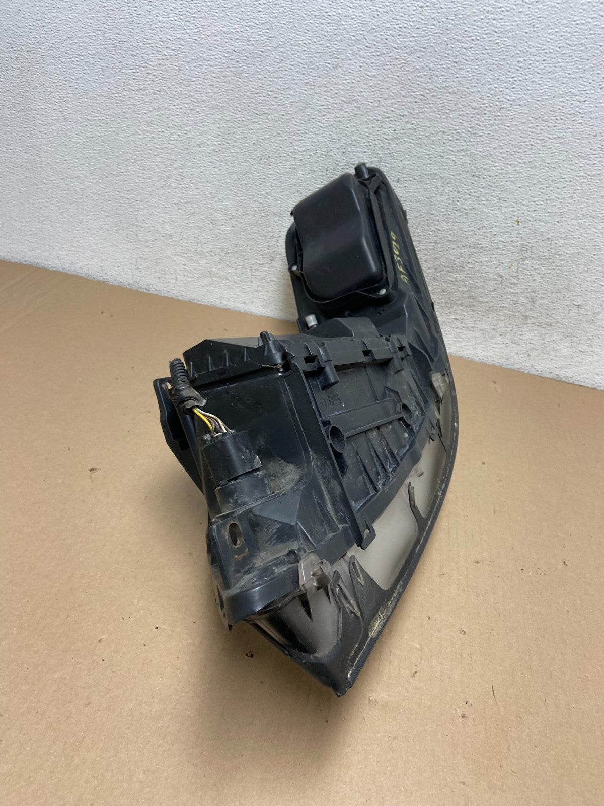 2005 to 2011 Lincoln Town Car Right Passenger Rh Side Headlight AF3029 DW8