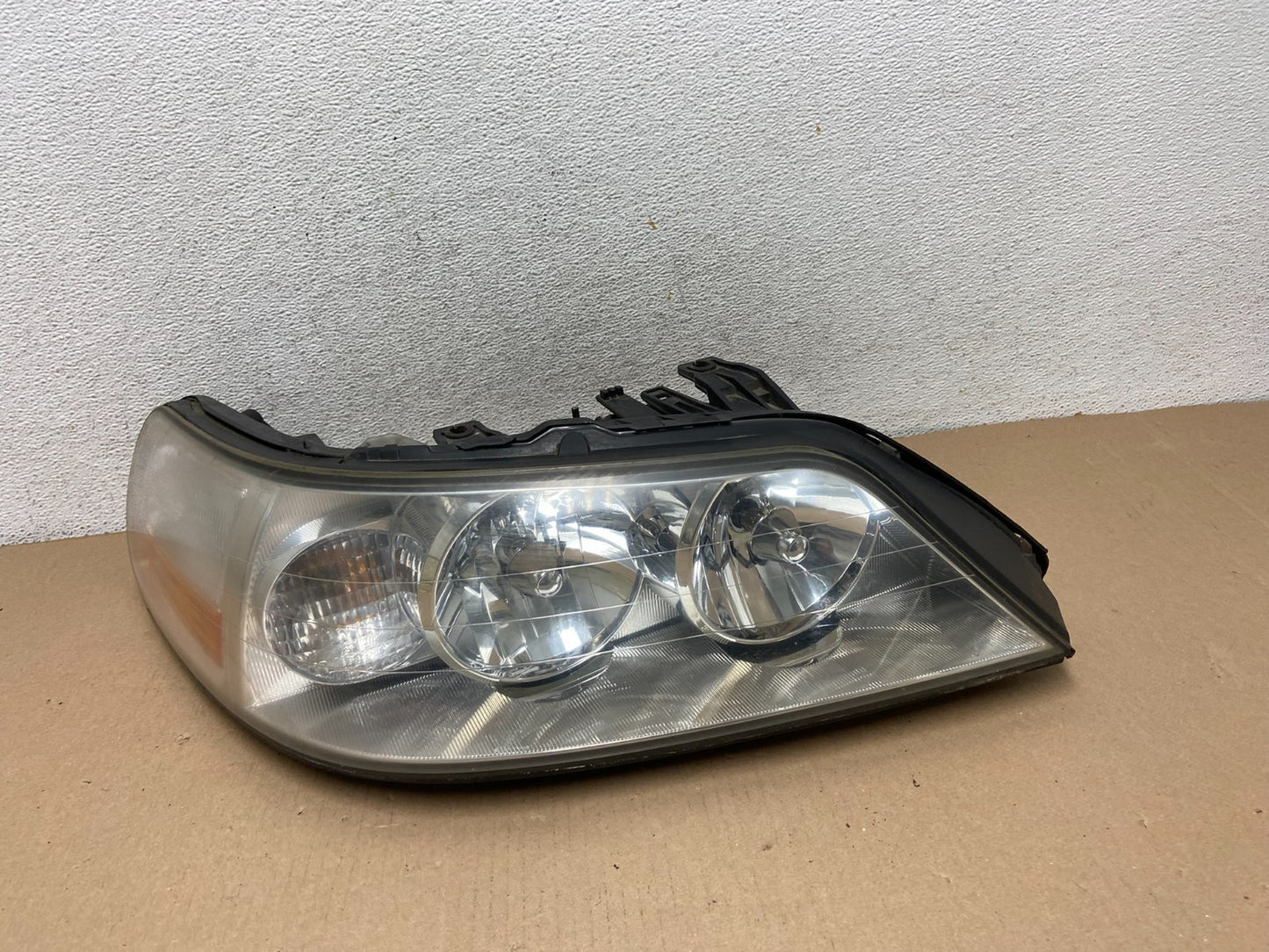 2005 to 2011 Lincoln Town Car Right Passenger Rh Side Headlight AF3029 DW0