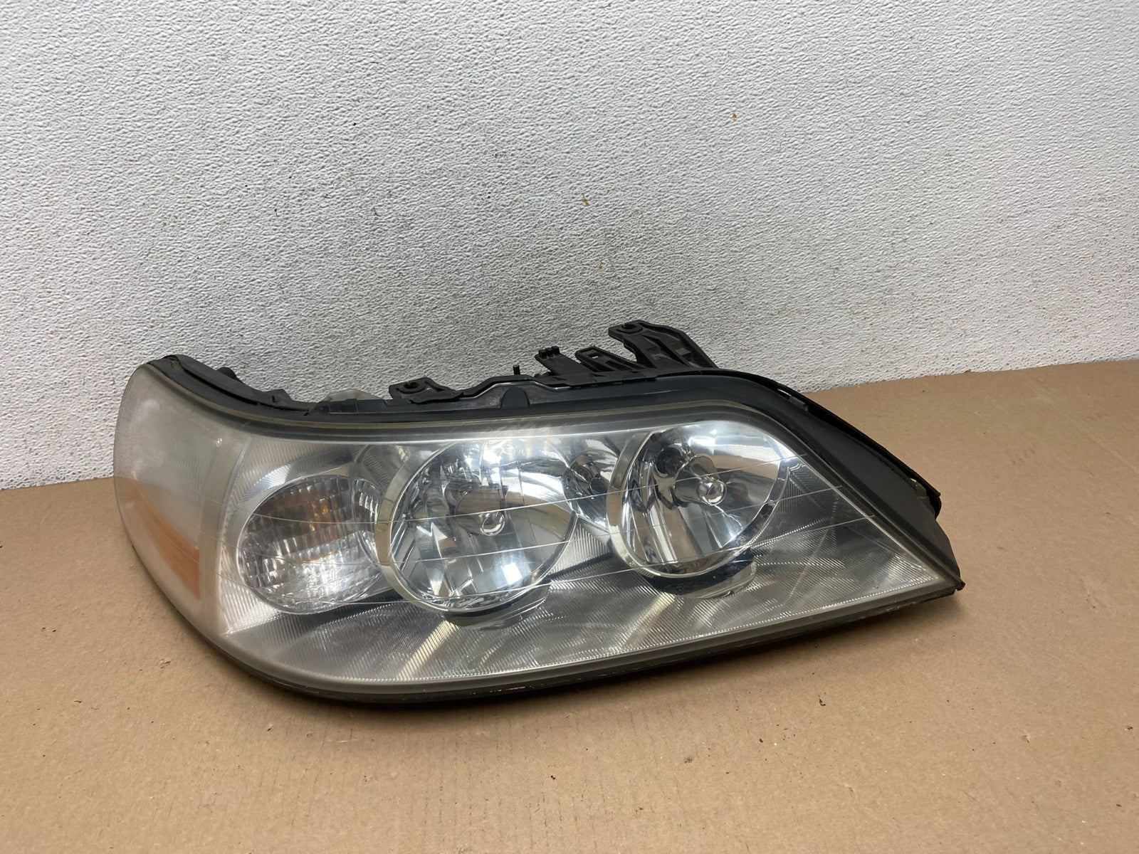 2005 to 2011 Lincoln Town Car Right Passenger Rh Side Headlight AF3029 DW0