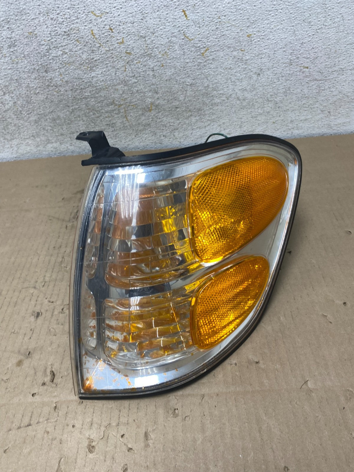 2001 - 2004 Toyota Sequoia Left Driver LH Side Parking Turn Signal AI2215 DW0