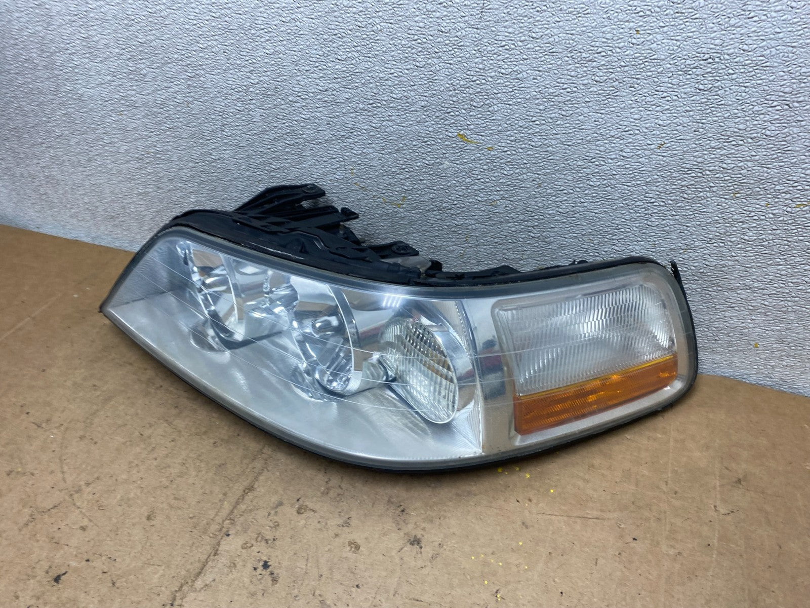 2005 to 2011 Lincoln Town Car Left Driver LH Side Headlight X7203 DW1