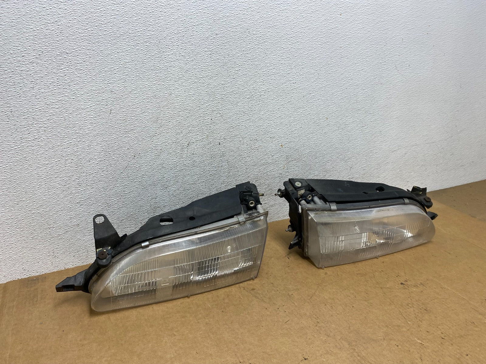 1993 to 1997 Toyota Corolla Left+Right Side Headlights AE3065 DW2