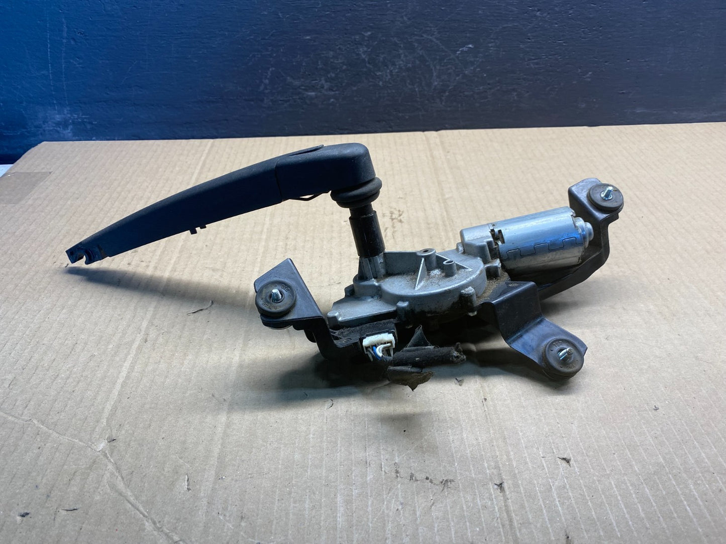 2016 - 2018 Kia Sorento Rear Glass Windshield Wiper Motor AC0869 DG1