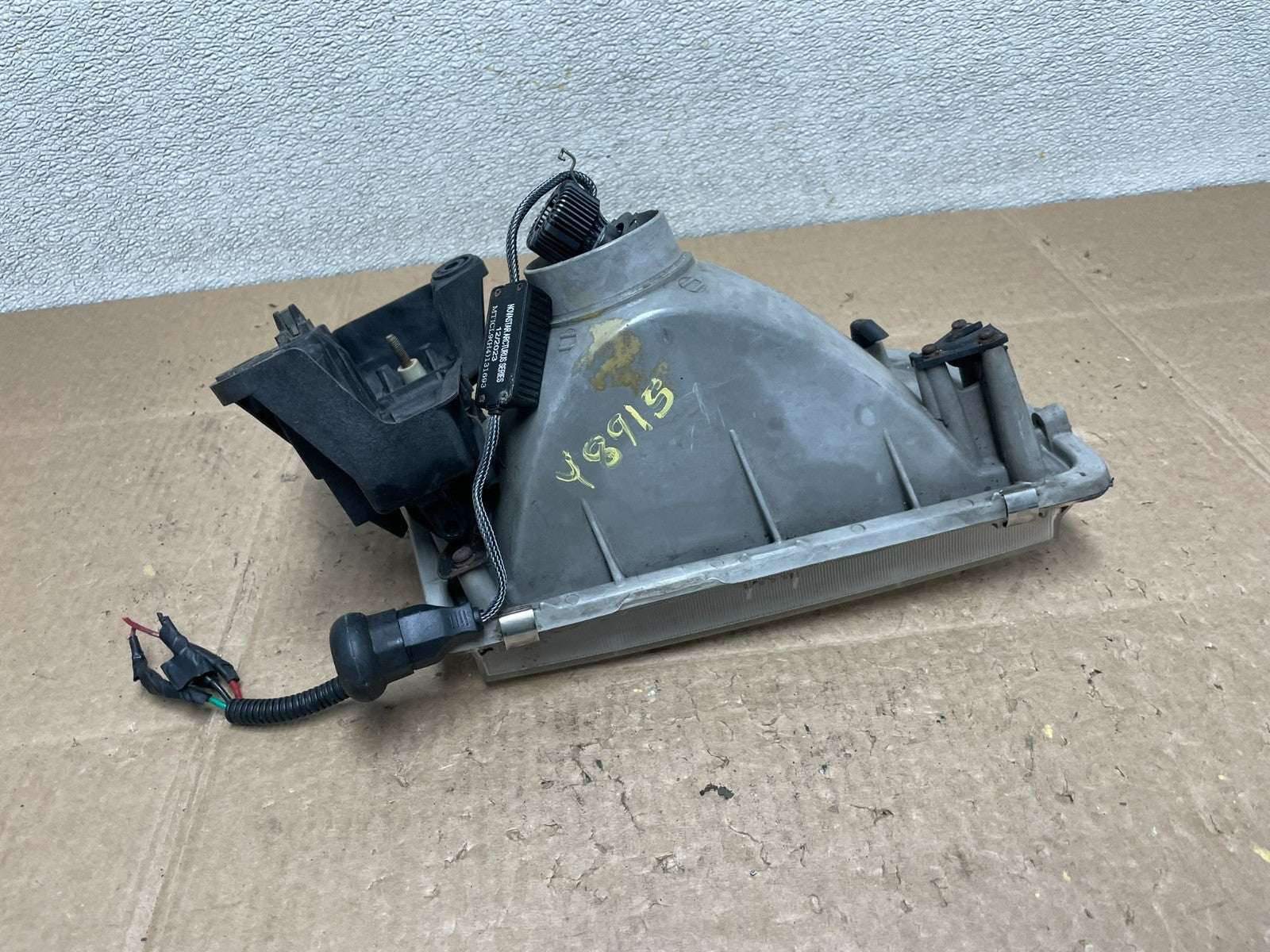 1996 to 1998 Mazda MPV Left Driver LH Headlight OEM Y8915 DW7