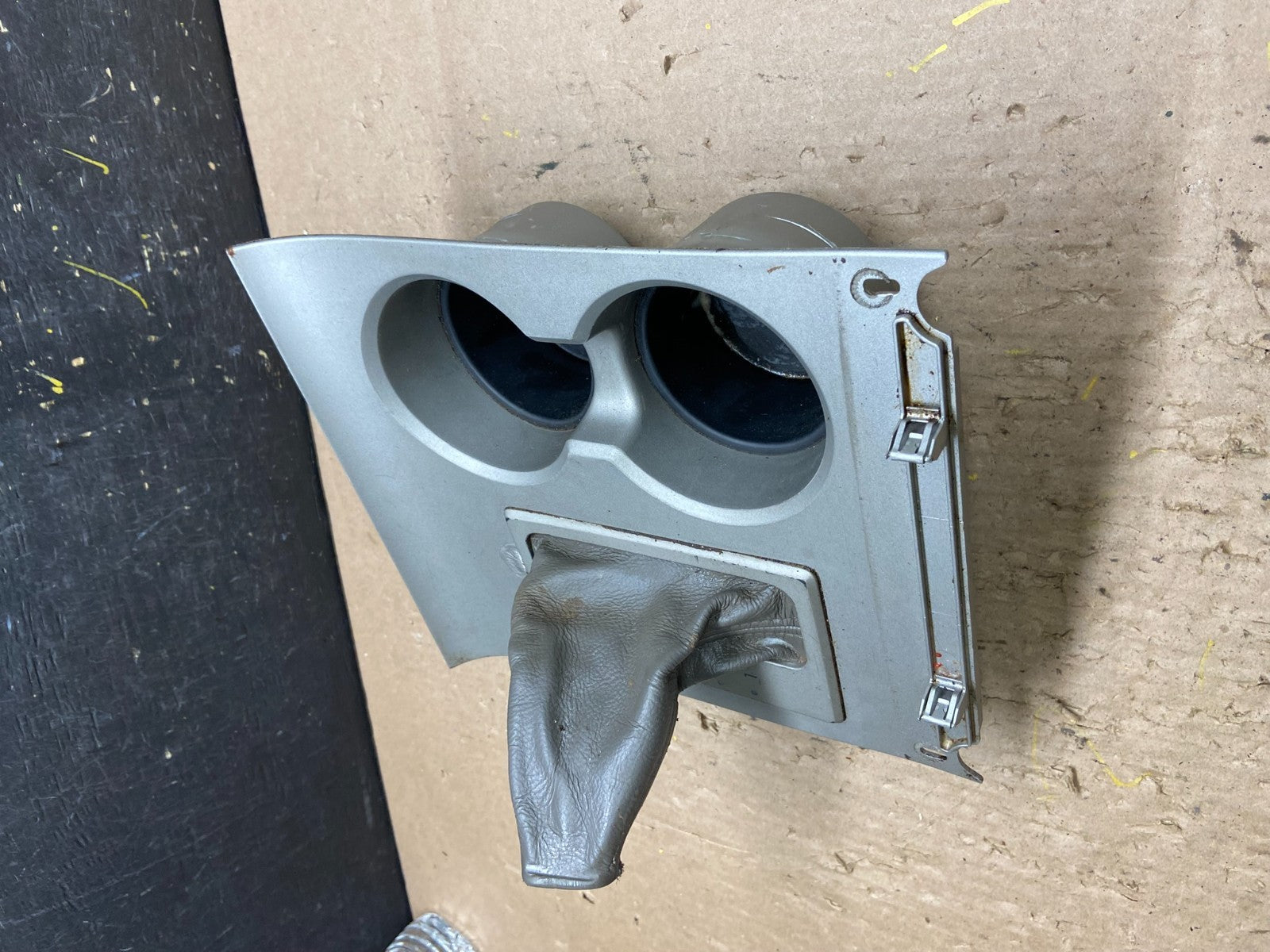 2003 to 2004 Lincoln Navigator Center Console Cup Holder Oem T6115 DG1