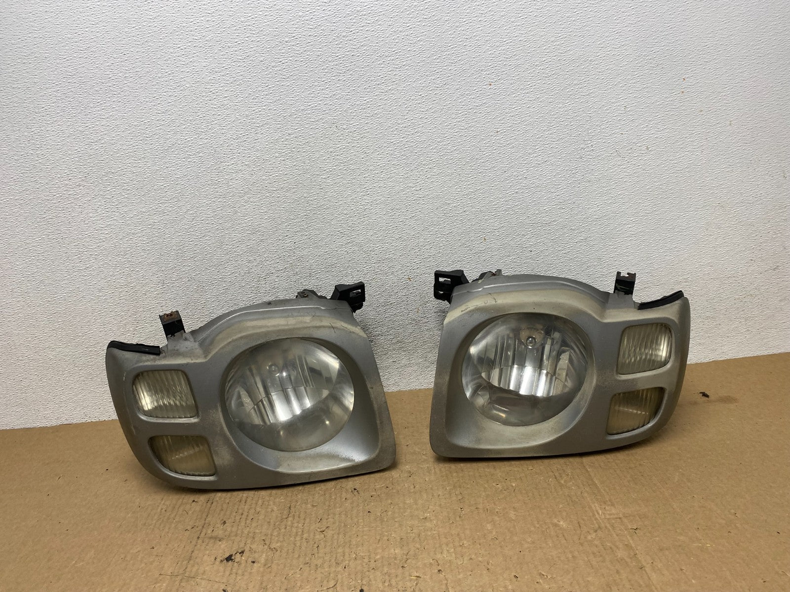 2002 2003 2004 Nissan Xterra Left+Right Side Headlights AF9868 DW0