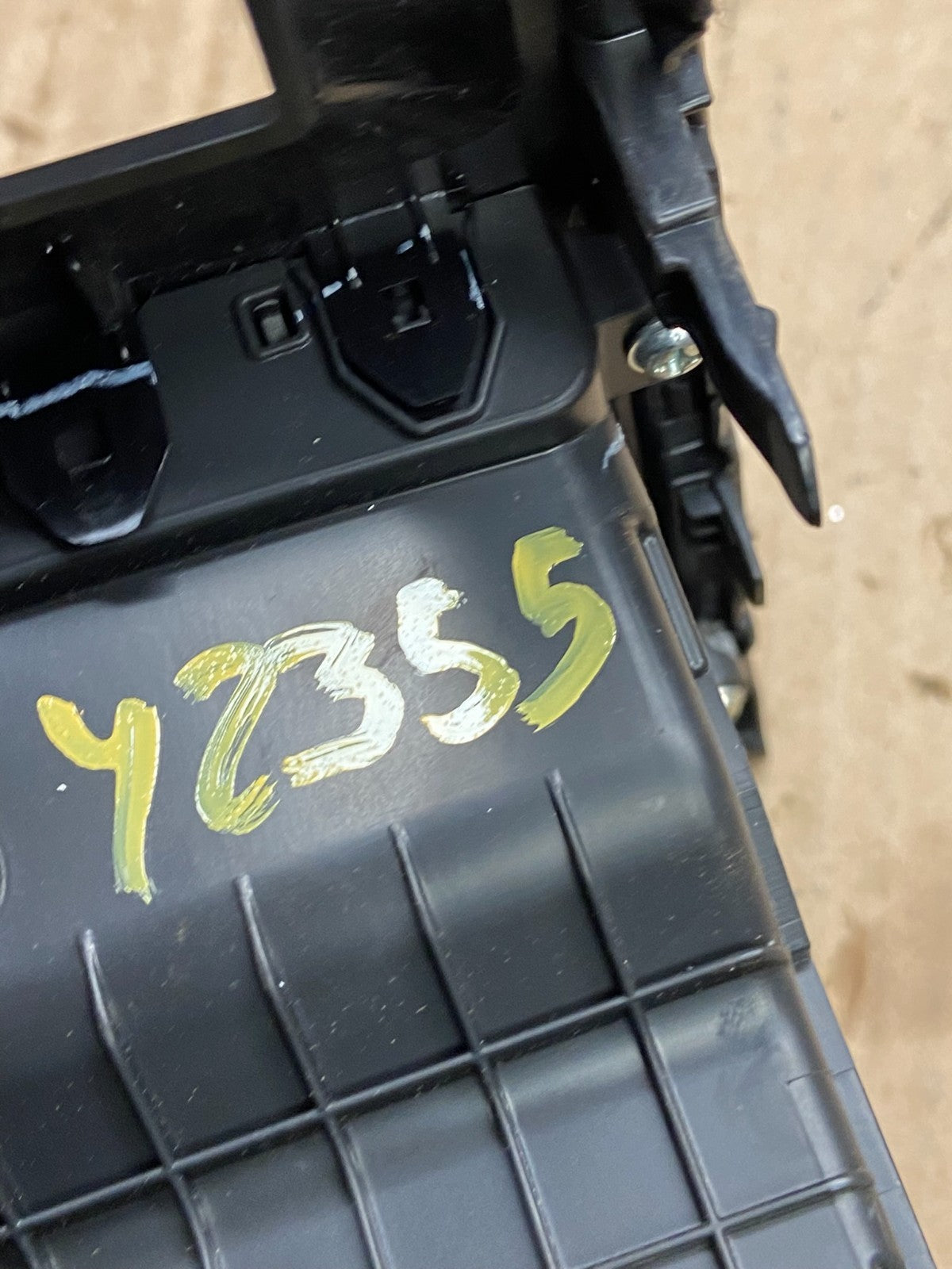 2017-2019 Hyundai Elantra Center Radio Climate Control Air Vent Bezel AB2126 DG7