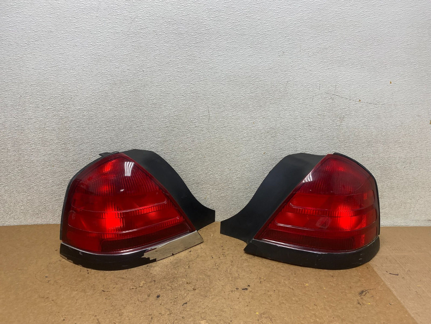1998-2003 Ford Crown Victoria Left+Right Side Tail Lights T0989 DW0